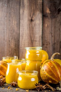 Farklı cam kavanozlarda kabak püresi