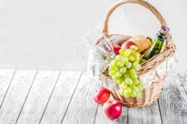 piknik sepeti meyve ekmek ve şarap