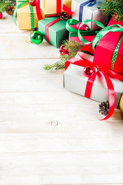 Різдвяний фон з подарунковими коробками — стокове фото