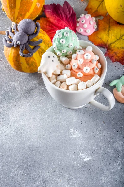 Halloween engraçado chocolate quente com marshmallows — Fotografia de Stock