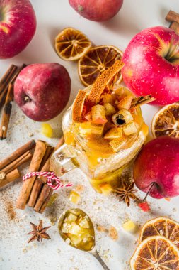 Güz elması bir gecede yulaf ezmesi 