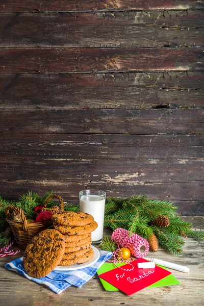 Weihnachtsmilch und Plätzchen zum Weihnachtsmann — Stockfoto