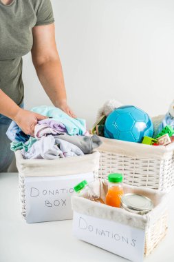 Giysi, oyuncak ve gıda ile Bağış kutusu