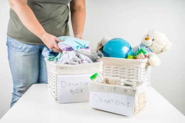 Giysi, oyuncak ve gıda ile Bağış kutusu