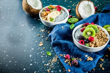 Granola chia tohum yoğurt, taze meyve ve çilek ile