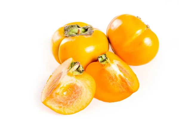 Persimmons inteiros e fatiados em branco — Fotografia de Stock