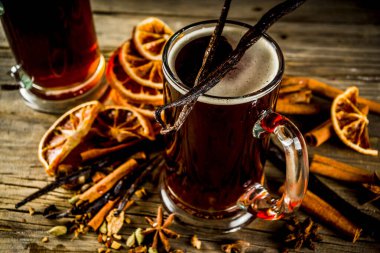 Baharatlar ile sıcak mulled bira