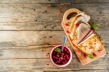 Kızılcık soslu fırında hindi göğsü