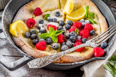 Meyve ve çilek ile tatlı Hollandalı bebek pancake