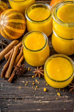 Farklı cam kavanozlarda kabak püresi