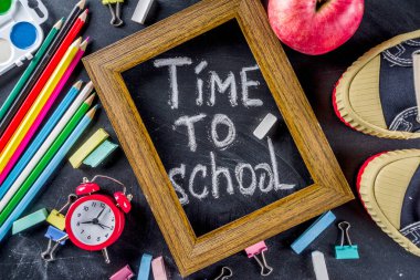 Okul eğitim malzemeleri kara tahta zemin üzerinde