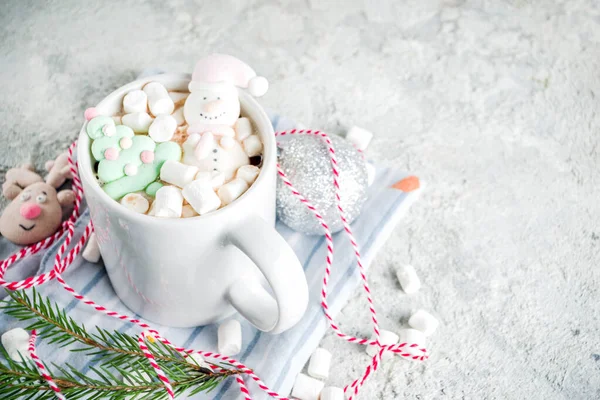 Heiße Schokolade mit lustigem Marshmallow — Stockfoto