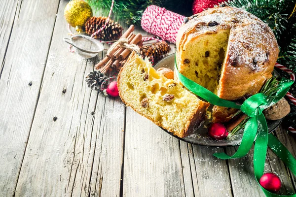 Traditionelles Weihnachtspanettone — Stockfoto