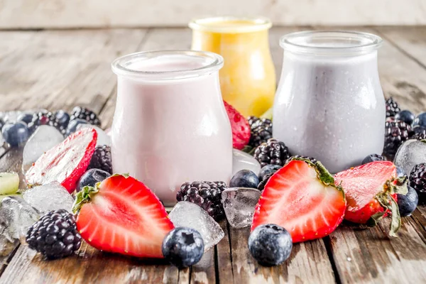 Sommarfrukter och bär smoothie — Stockfoto