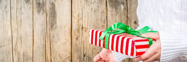 Mãos de menina Segure presente de Natal b — Fotografia de Stock