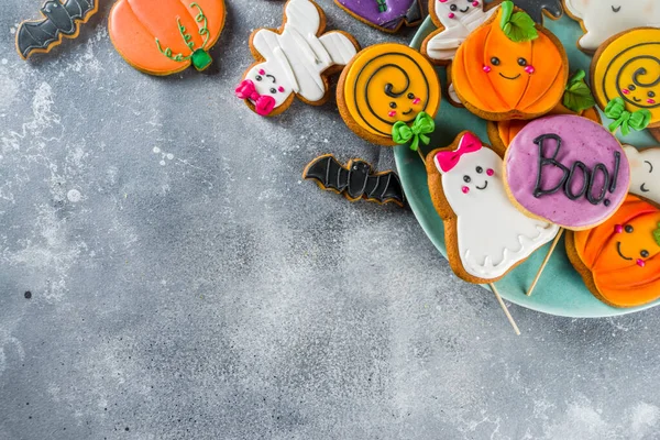 Fundo de Halloween com biscoitos engraçados de gengibre — Fotografia de Stock