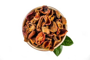 Güneşte kurumuş kayısı dilimleri.