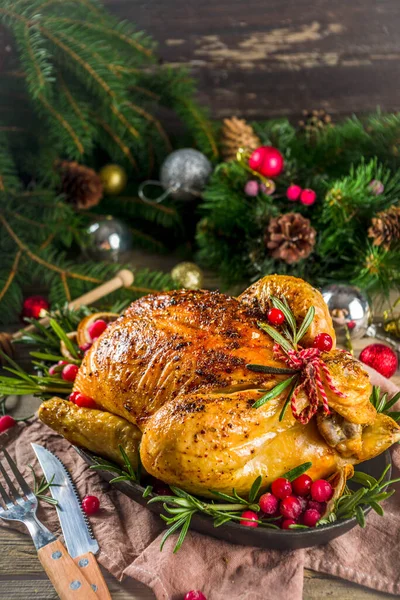 Жареная целая курица с рождественским декором — стоковое фото