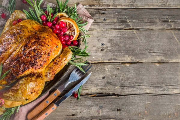 Frango inteiro assado com decoração de Natal — Fotografia de Stock