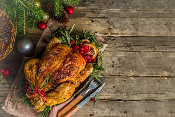 Pollo entero asado con decoración navideña —  Fotos de Stock