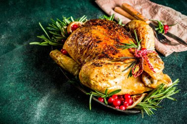 Noel dekorasyonu ile kızarmış bütün tavuk