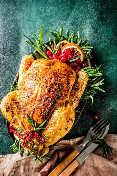 Pollo entero asado con decoración navideña — Foto de Stock