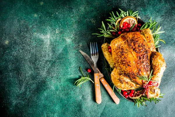Жареная целая курица с рождественским декором — стоковое фото