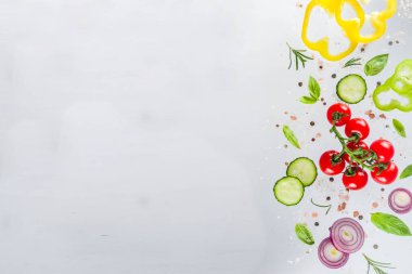 Taze sebzeler, otlar ve baharatlar beyaz arka plan üzerinde