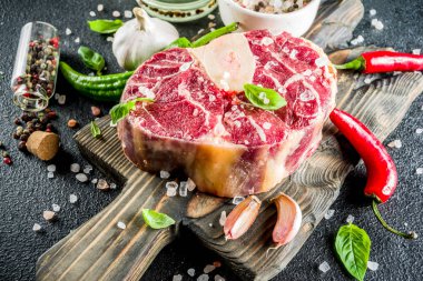 Baharatlar ile ham makarnaları Sığır biftek