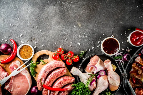 Várias carnes cruas prontas para churrasqueira e churrasco — Fotografia de Stock