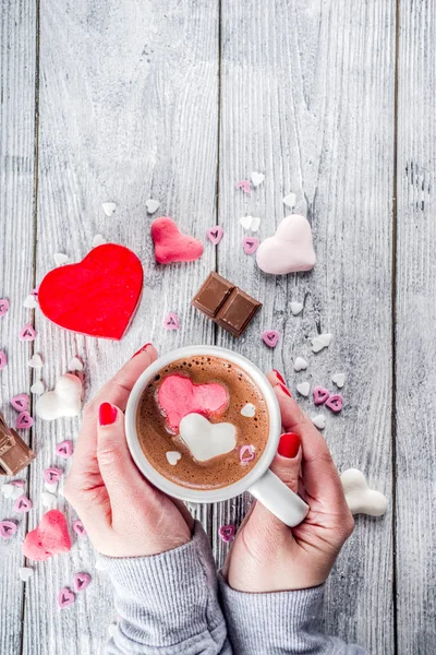 Le mani della ragazza tengono la cioccolata calda con cuori di marshmallow — Foto Stock