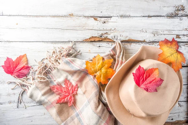帽子、毛布、葉の秋の組成物 — ストック写真