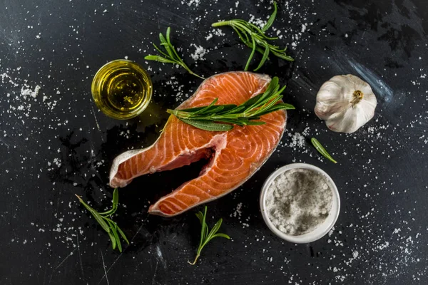 Çiğ organik balık somon alabalık biftek