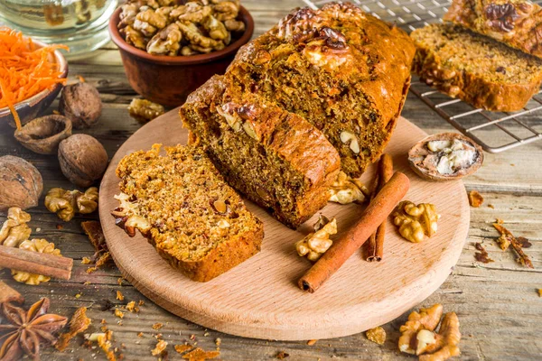 Pastel de zanahoria casero con nueces — Foto de Stock