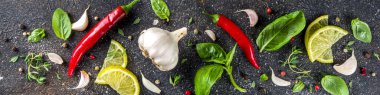 Baharat, bitki ve sebze çeşitleri. Yemek yapmak için gerekli malzemeler. Yemek arkaplanı. Siyah taş masa, metin için uzayı kopyala. Üst görünüm.
