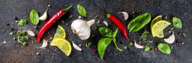 Baharat, bitki ve sebze çeşitleri. Yemek yapmak için gerekli malzemeler. Yemek arkaplanı. Siyah taş masa, metin için uzayı kopyala. Üst görünüm.