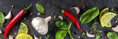 Baharat, bitki ve sebze çeşitleri. Yemek yapmak için gerekli malzemeler. Yemek arkaplanı. Siyah taş masa, metin için uzayı kopyala. Üst görünüm.