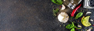 Baharat, bitki ve sebze çeşitleri. Yemek yapmak için gerekli malzemeler. Yemek arkaplanı. Siyah taş masa, metin için uzayı kopyala. Üst görünüm.