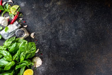 Baharat, bitki ve sebze çeşitleri. Yemek yapmak için gerekli malzemeler. Yemek arkaplanı. Siyah taş masa, metin için uzayı kopyala. Üst görünüm.