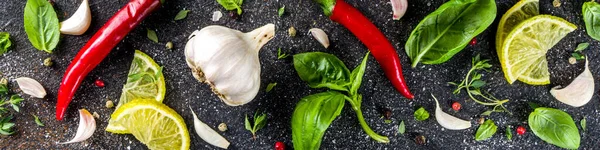 Baharat, bitki ve sebze çeşitleri. Yemek yapmak için gerekli malzemeler. Yemek arkaplanı. Siyah taş masa, metin için uzayı kopyala. Üst görünüm.