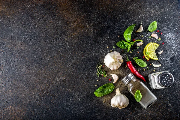 Sortiment Kryddor Örter Och Grönt Ingredienser För Matlagning Matbakgrund Svart — Stockfoto