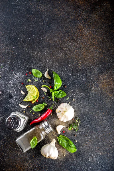 香草和青菜的配伍 烹调的配料 食品背景 黑色石桌 复制文字空间 顶部视图 — 图库照片