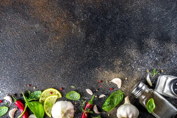 香草和青菜的配伍 烹调的配料 食品背景 黑色石桌 复制文字空间 顶部视图 — 图库照片