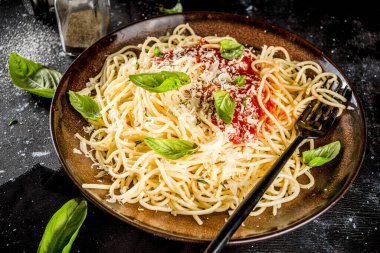 Klasik İtalyan makarnası domates soslu, peynirli parmesan peynirli ve lahanalı.
