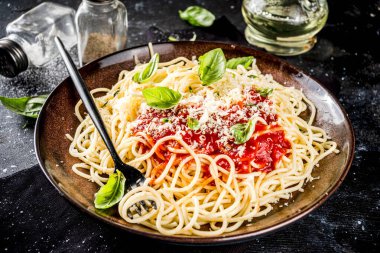 Klasik İtalyan makarnası domates soslu, peynirli parmesan peynirli ve lahanalı.