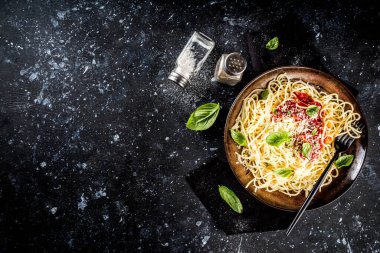 Klasik İtalyan makarnası domates soslu, peynirli parmesan peynirli ve lahanalı.