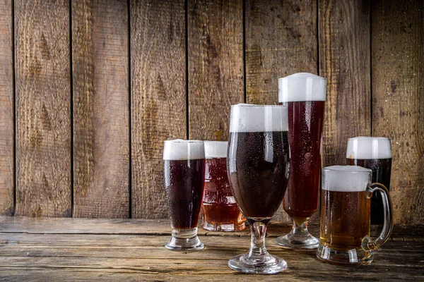 Diversi Tipi Birra Artigianale Sfondo Bar Legno Set Vari Bicchieri — Foto Stock