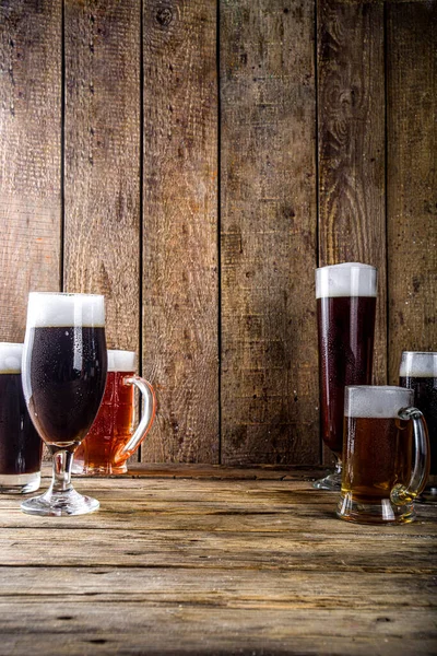 Verschiedene Sorten Craft Beer Auf Hölzernem Barboden Set Aus Verschiedenen — Stockfoto
