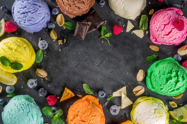 Цветное Пастельное Мороженое Вафельными Рожками Различными Вкусовыми Ингредиентами Черный Мраморный — стоковое фото