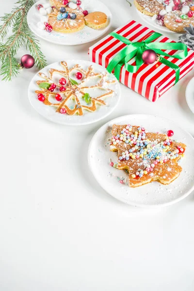 Verschiedene Lustige Kinder Weihnachts Frühstück Pfannkuchen Set Form Von Schneeflocken — Stockfoto